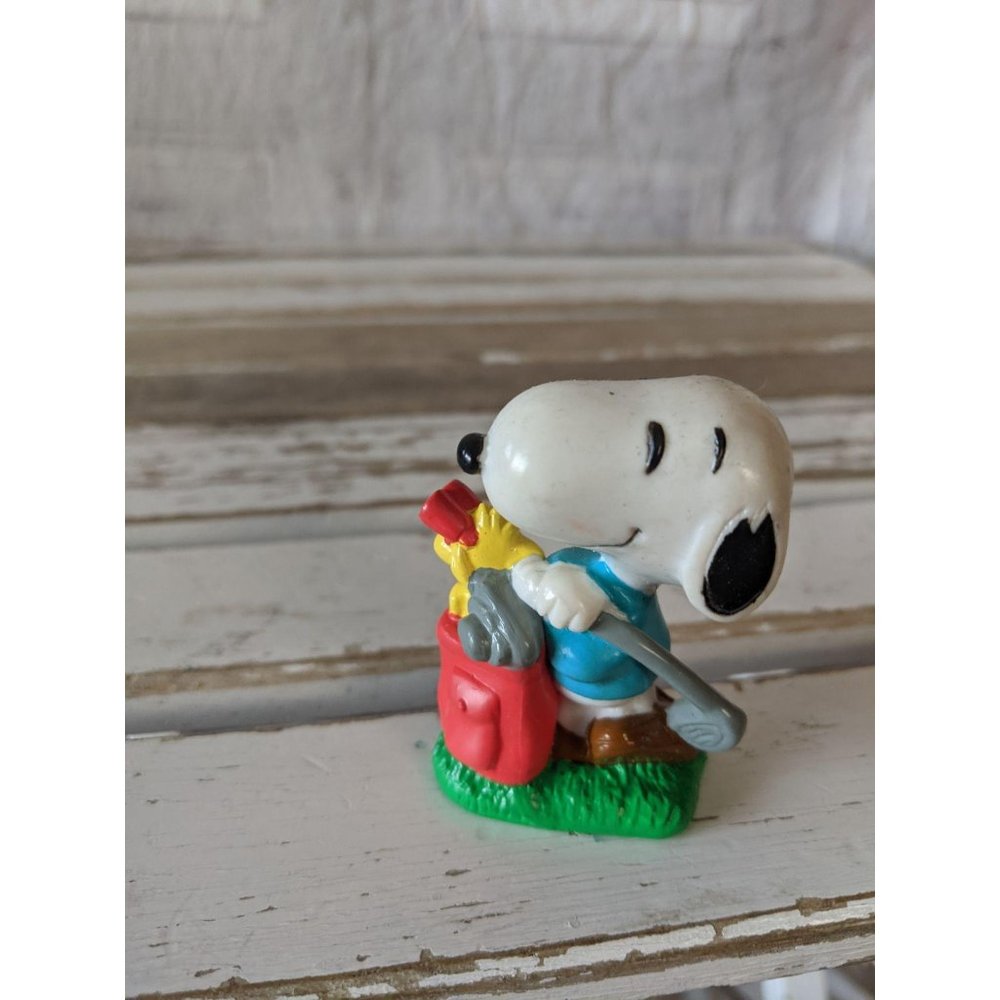United feature Snoopy golfing Woodstock figurine x